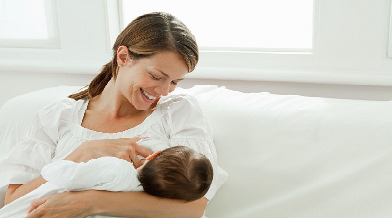 الرضاعة تفيد الأم أيضًا