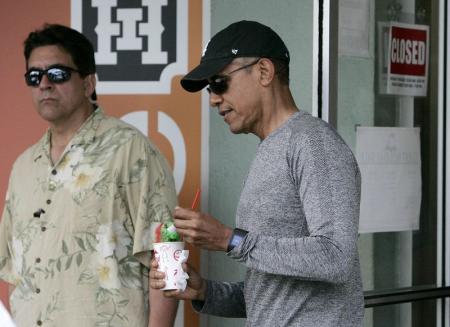 الرئيس الأمريكي باراك أوباما يتناول المثلجات في هاواي