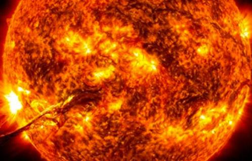 تسجيل مصور لـ"انفجارات كبيرة" على سطح الشمس