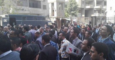 المتظاهرين أمام المديرية والمطالبين بالقصاص