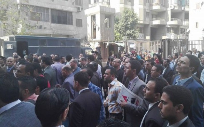 المتظاهرين أمام المديرية والمطالبين بالقصاص