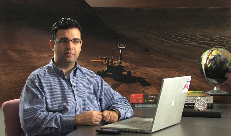 الدكتور المصري عصام حجي عالم الفضاء بوكالة ناسا
