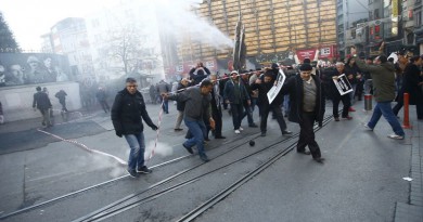 تفريق متظاهرين ضد عمليات الجيش التركى في دياربكر جنوب البلاد