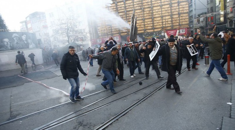 تفريق متظاهرين ضد عمليات الجيش التركى في دياربكر جنوب البلاد