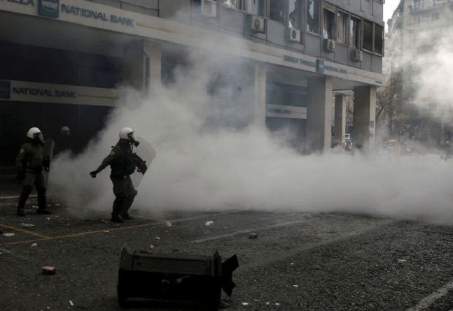 شرطة اليونان تطلق الغاز المسيل للدموع