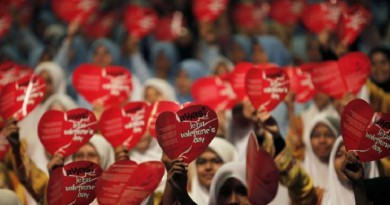 مسؤولون وعلماء دين إندونيسيون يحظرون الاحتفال بـ"عيد الحب"