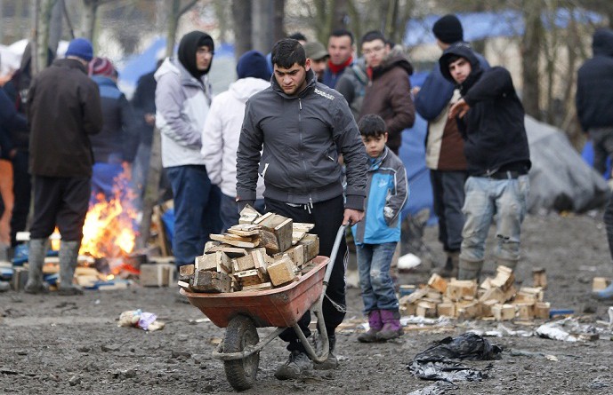 فرنسا تجبر قرابة ألف مهاجر على الرحيل من مخيم قرب كاليه