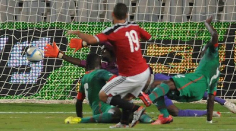 لقطة من مباراة مصر وبوركينا فاسو