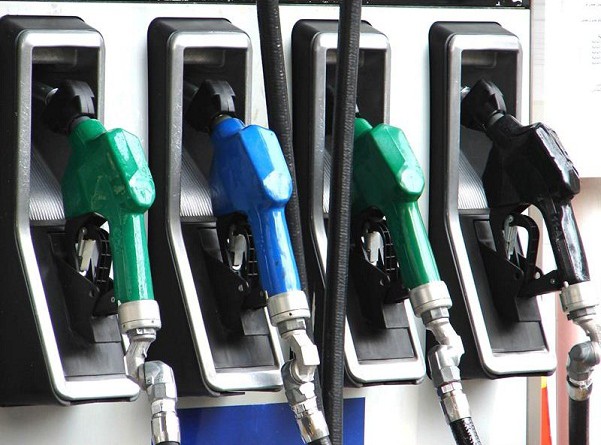 الإمارات تخفض أسعار البنزين في مارس