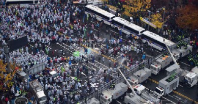 آلاف الكوريين الجنوبيين يتظاهرون ضد الحكومة