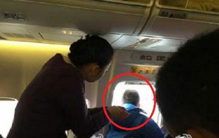 مسافر صيني يفتح باب الطائرة "ليتنفس"