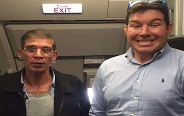 ماذا قال البريطاني صاحب الصورة مع خاطف الطائرة المصرية؟