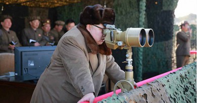 الزعيم الكوري الشمالي يتفقد تدريبات نهائية لإطلاق قذائف صاروخية