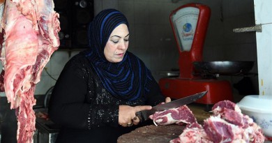 المرأة المصرية تناضل للتغلب على أحوالها المعيشية الصعبة وتقتحم مهن الرجال