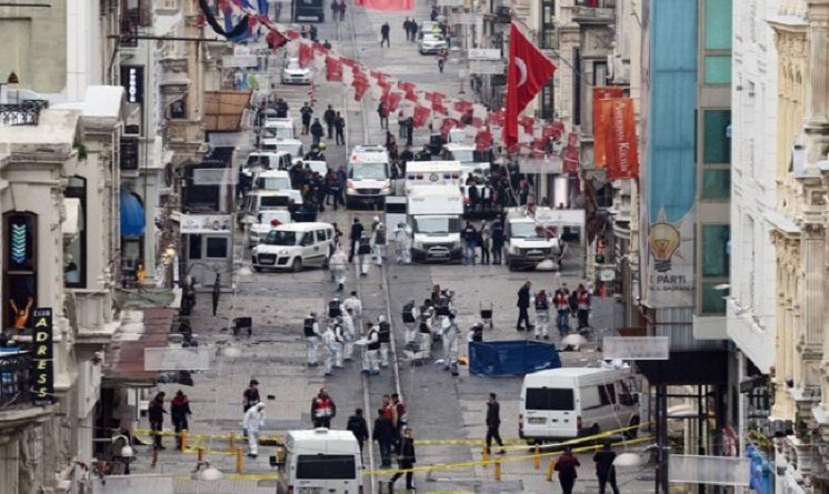 آثار التفجير الانتحاري في شارع الاستقال في إسطنبول