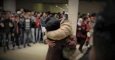 طالب فلسطيني يحضن خطيبته