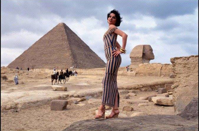 الجمال الإيطالي والروح المصرية  في جلسة تصوير من التسعينيات (صور)