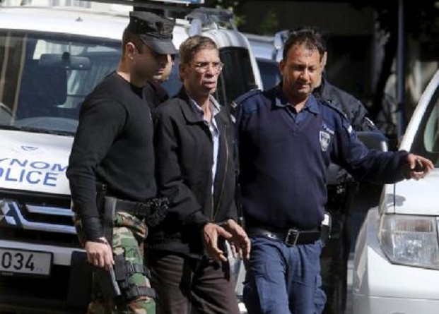 الرجل الذي اعتقل بعد اختطافه طائرة تابعة لمصر لطيران (في المنتصف) لدى مغادرته المحكمة في لارناكا