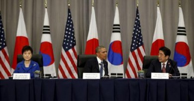 الرئيس الأمريكي باراك أوباما (في المنتصف) وإلى يمينه رئيس الوزراء الياباني شينزو ابي وإلى يساره رئيسة كوريا الجنوبية باك جون هاي خلال اجتماع قمة في واشنطن