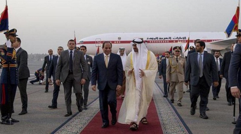ولي عهد أبوظبي الشيخ محمد بن زايد لدى وصوله مطار القاهرة حيث استقبله الرئيس المصري عبد الفتاح السيسي.