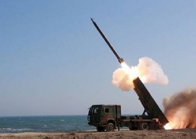 خبير كوري جنوبي: بيونج يانج قادرة على تحميل صاروخ "سكود" رؤوسا نووية