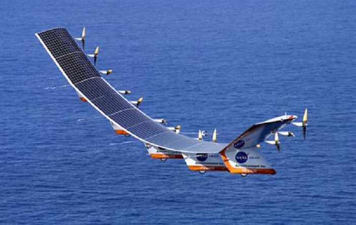 طائرة الطاقة الشمسية "إمبالس 2" تهبط في كاليفورنيا