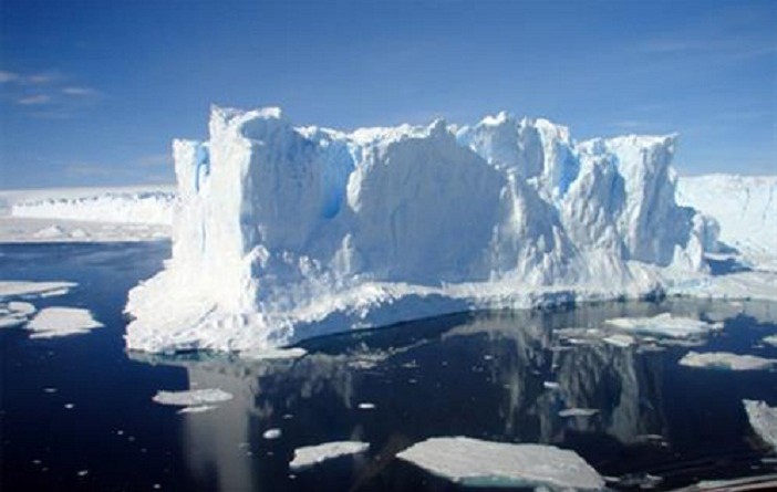 دراسة: ذوبان الجليد يربك تمايل الأرض حول محورها