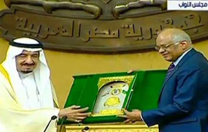 عبد العال يهدي الملك سلمان درع مجلس النواب