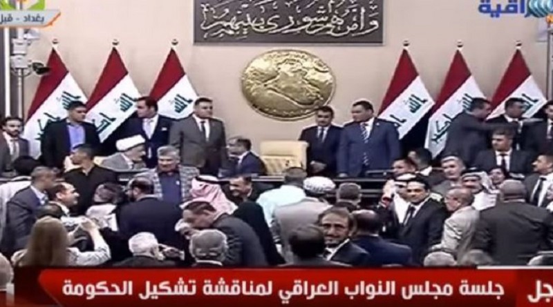 معتصمو البرلمان العراقي يرشقون العبادي بزجاجات المياه
