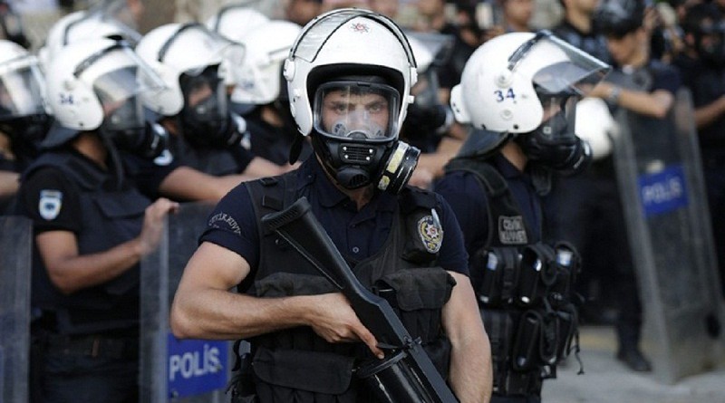 شاهد: الشرطة التركية تفجر حقيبة في ميدان بإسطنبول
