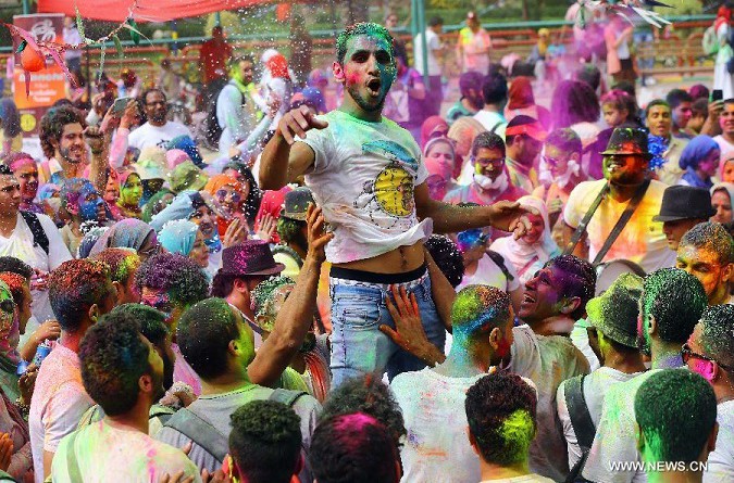 "مهرجان الألوان" الهندي يضفى بهجة في قلب القاهرة