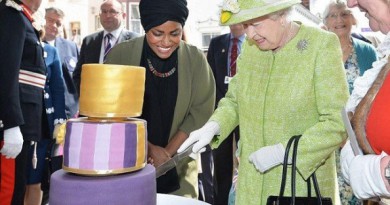 نادية تعد كعكة عيد ميلاد الملكة إليزابيث