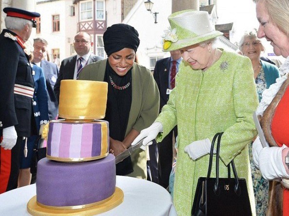 نادية تعد كعكة عيد ميلاد الملكة إليزابيث