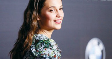 الممثلة السويدية أليسيا فيكاندر