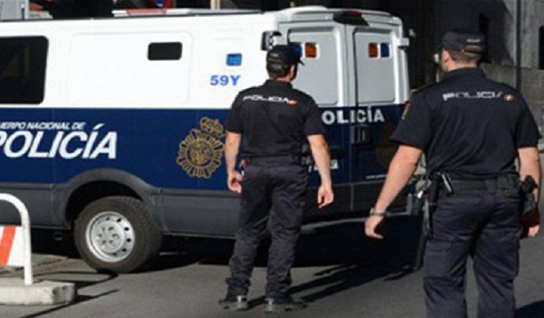 القبض على عصابة إسبانية تسرق ضحاياها "بالعناق"