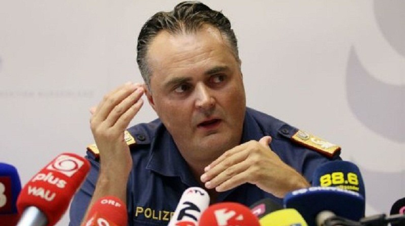 وزير دفاع النمسا هانز بيتر دوسكوزيل