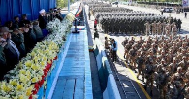 الرئيس الإيراني حسن روحاني وقادة عسكريون يتابعون عرضا عسكريا بمناسبة يوم الجيش في طهران