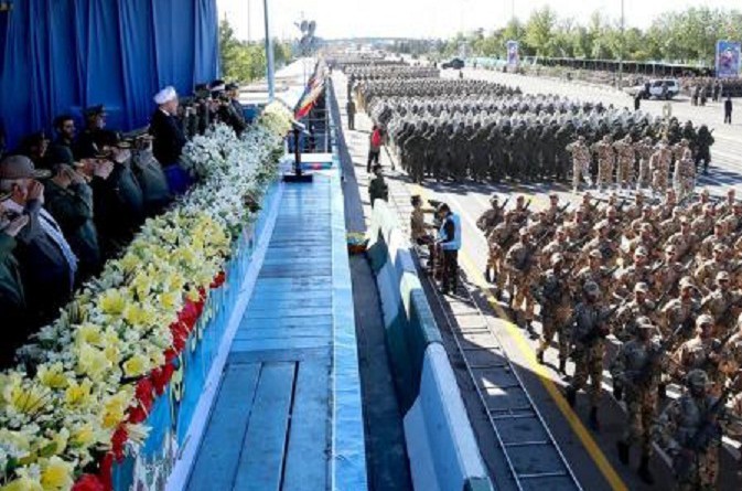 الرئيس الإيراني حسن روحاني وقادة عسكريون يتابعون عرضا عسكريا بمناسبة يوم الجيش في طهران
