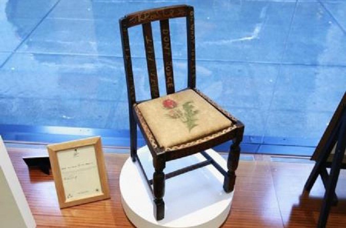 كرسي لكاتبة هاري بوتر يباع 400 ألف دولار