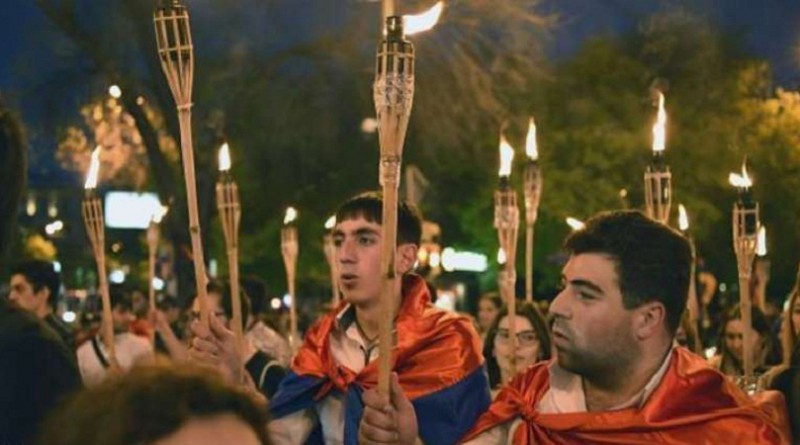 "في ذكري المذبحة".. متظاهرون أرمينيون يضرمون النار في العلمين التركي والأذربيجاني