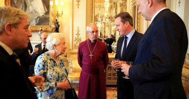 LONDON, ENGLAND - MAY 10: Queen Elizabeth II speaks with Prime Minister David Cameron (2nd R), as Chris Grayling (R), leader of the House of Commons and Archbishop of Canterbury Justin Welby (C) look on during a reception in Buckingham Palace to mark the Queen's 90th birthday on May 10, 2016 in London, England.  (Photo by Paul Hackett - WPA Pool / Getty Images)