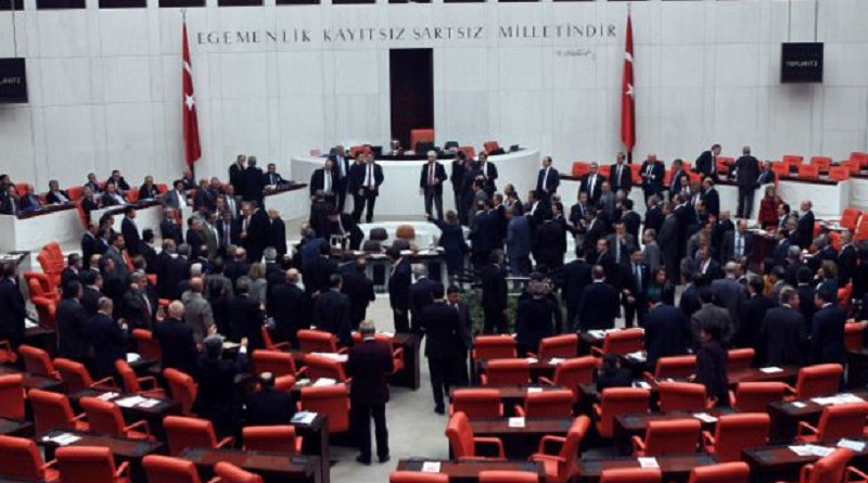 البرلمان التركي يناقش رفع الحصانة عن عشرات النواب