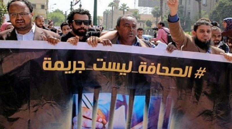 الأمن المصري يقتحم نقابة الصحفيين (فيديو)