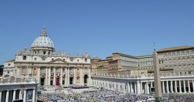 بابا الفاتيكان يدرس منح المرأة دورا أكبر بالكنيسة
