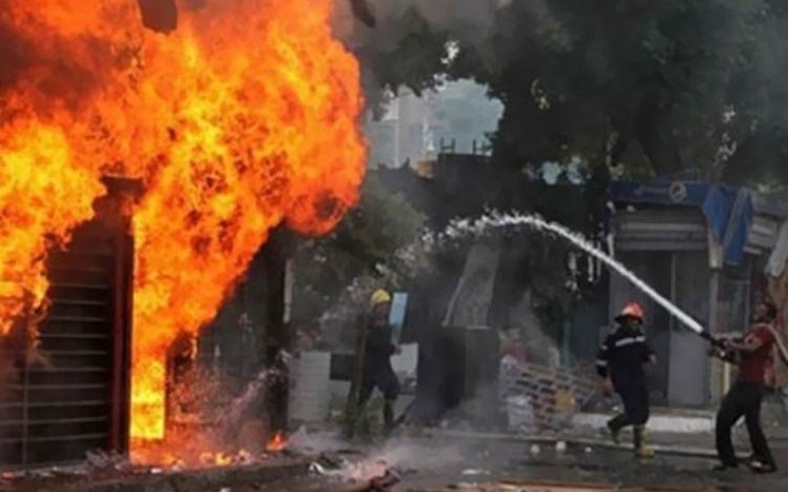 الحماية المدنية تسيطر على حريق بمخزن للمواد الغذائية بمدينة قويسنا