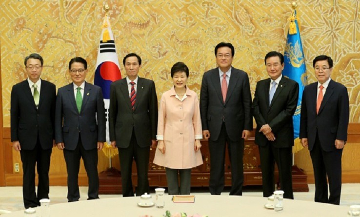 رئيسة كوريا الجنوبية تجري مباحثات مع القادة الجدد للكتل النيابية الثلاث في البرلمان