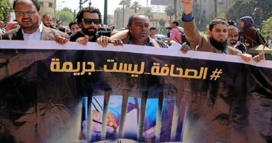 يوم اسود لحرية الصحافة : احتجاز نقيب الصحفيين المصريين في القاهرة