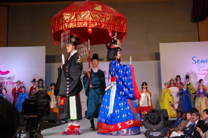 مهرجان الثقافة العربية فى سيئول يقيم عرضا للازياء الكورية والجزائرية