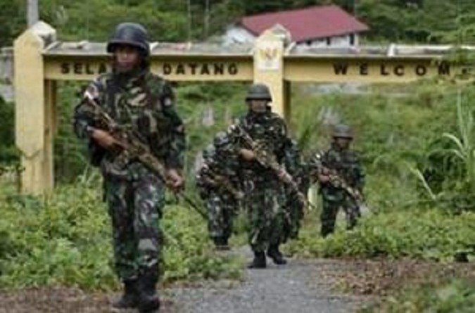 جنود اندونيسيون يجوبوب الحدود بين بابوا غينيا الجديدة و اندونيسيا