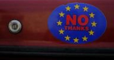 ملصق على سيارة في ويلز يدعو المواطنين إلى الموافقة على خروج بريطانيا من الاتحاد الأوروبي في صورة بتاريخ 4 أبريل نيسان 2016. تصوير: فيل نوبل - رويترز.